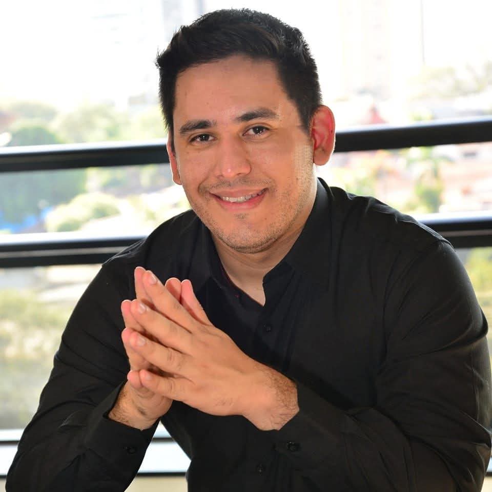 Profissional Nyros Doctor sorrindo